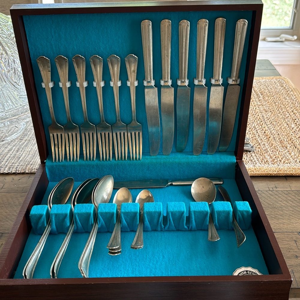 Rogers Nickel Silver Alaska. 26 piece silverware set- vintage in great condition